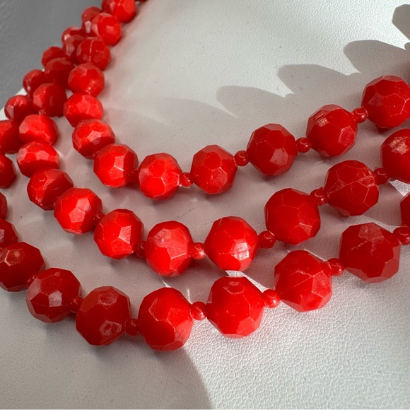 Vintage faceted red acrylic bead triple strand necklace lightweight Hong Kong - Picture 4 of 8